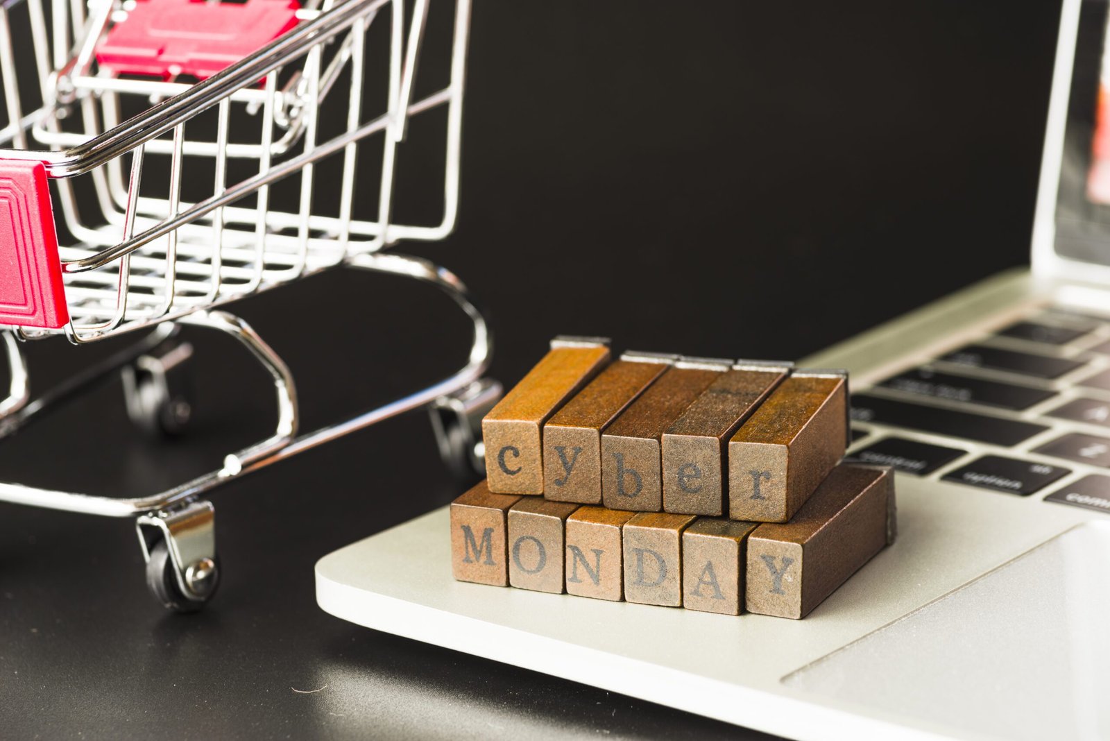 cyber-monday-inscription-laptop